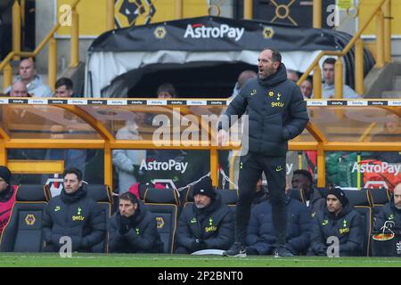 Cristian Stellini Assistant Manager von Tottenham Hotspur gibt seinen Spielern Anweisungen während des Premier League-Spiels Wolverhampton Wanderers vs Tottenham Hotspur in Molineux, Wolverhampton, Großbritannien, 4. März 2023 (Foto von Gareth Evans/News Images) Stockfoto