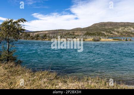 Fluss Serrano mit kristallklarem blauem Wasser im Torres del Paine Nationalpark in Chile, Patagonien, Südamerika Stockfoto