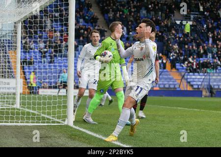 Birkenhead, Großbritannien. 4. März 2023. Josh Hawkes von Tranmere Rovers feiert sein Ziel, es beim Sky Bet League 2-Spiel Tranmere Rovers vs Hartlepool United in Prenton Park, Birkenhead, Großbritannien, 4. März 1-1 2023 zu schaffen (Foto: Phil Bryan/Alamy Live News) Stockfoto