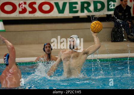 Scandone Swimming Pool, Neapel, Italien, 04. März 2023, Tyler Abramson von CN Posillipo bei einem Spiel der CN Posillipo gegen Nuoto Catania - Waterpolo Italian Serie A. Stockfoto