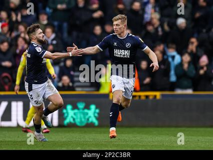 Zian Flemming von Millwall feiert das zweite Tor seiner Seite beim Sky Bet Championship Match im Den, Millwall. Foto: Samstag, 4. März 2023. Stockfoto