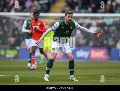 Plymouth, Großbritannien. 04. März 2023. Plymouth Argyle Mittelfeldspieler Matt Butcher (7) verteidigt während des Spiels der Sky Bet League 1 Plymouth Argyle vs Charlton Athletic at Home Park, Plymouth, Großbritannien, 4. März 2023 (Foto von Stanley Kasala/News Images) in Plymouth, Großbritannien, am 3./4. März 2023. (Foto: Stanley Kasala/News Images/Sipa USA) Guthaben: SIPA USA/Alamy Live News Stockfoto