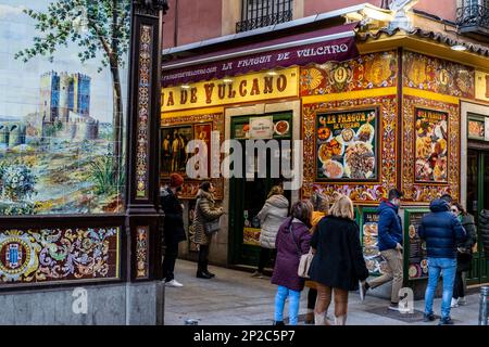 Bars, Restaurants und traditionelle Geschäfte in Madrid, Spanien. Stockfoto