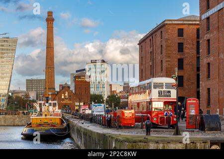 The Pump House Pub, Brocklebank Tug und Double Decker Street Food Diner im Canning Dock, Merseyside. Stockfoto