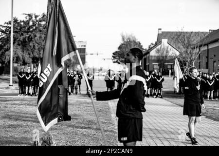 Fallschirmjäger, die der 82. Luftwaffe zugeteilt sind, verabschieden sich von Kommandoleiter Major David Pitt, dem Kommandoleiter Major der Division, in Fort Bragg, NC, 8. Februar 2023. Fallschirmjäger schenkten Pitt mit einer Tafel, die seine herausragende Führung und Geschichte mit der Division darstellte. Stockfoto