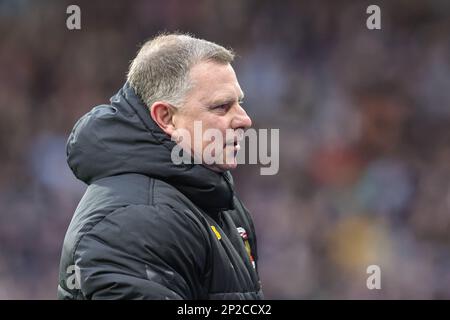 Mark Robins Manager von Coventry City feiert Tyler Walker #19 des Ziels von Coventry City, es beim Sky Bet Championship-Spiel Huddersfield Town vs Coventry City im John Smith's Stadium, Huddersfield, Großbritannien, am 4. März 2023 auf Platz 0-4 zu schaffen (Foto von Mark Cosgrove/News Images) Stockfoto