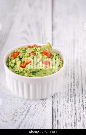 Tortilla-Chips, gefüllt mit Guacamole auf dem Teller Stockfoto