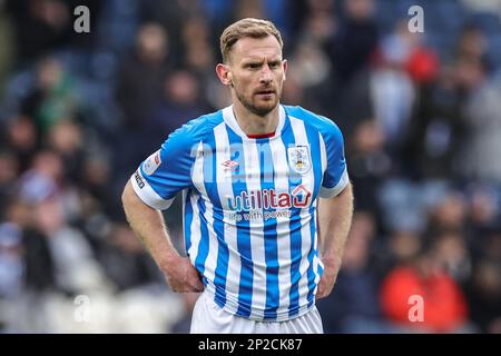 Huddersfield, Großbritannien. 04. März 2023. Tom Lees #32 of Huddersfield Town während des Sky Bet Championship-Spiels Huddersfield Town vs Coventry City at John Smith's Stadium, Huddersfield, Großbritannien, 4. März 2023 (Foto von Mark Cosgrove/News Images) in Huddersfield, Großbritannien, am 3.4.2023. (Foto: Mark Cosgrove/News Images/Sipa USA) Guthaben: SIPA USA/Alamy Live News Stockfoto