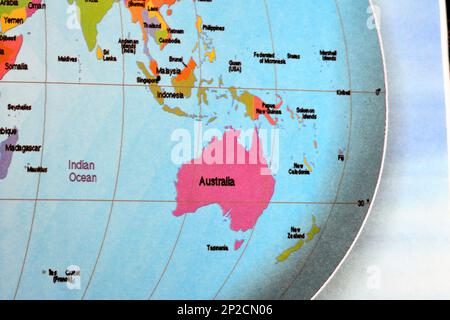 Australischer Kontinent umgeben vom Indischen Ozean und Neuseeland, Indonesien, Malaysia, Singapur und andere Länder der Welt-Erdkarte Trav Stockfoto