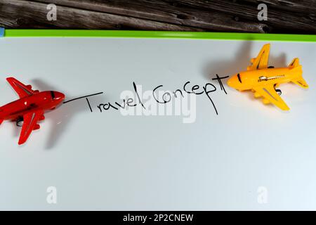 Englischer Text auf einem Brett ( Reisekonzept ) mit einem kleinen Flugzeug neben dem Text, Geschäftsflüge, Tourismus, Reisen um die Welt, Länder tou Stockfoto
