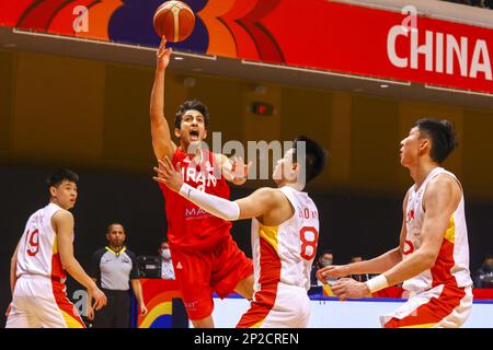 IranHH Sina Vahedi tritt beim FIBA Basketball World Cup 2023 Asien Qualifikationsspiel China gegen Iran im Tseun Wan Sports Centre ein. 26FEB23. SCMP/Dickson Lee Stockfoto