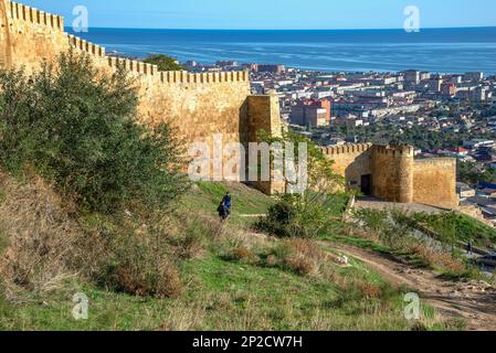 DERBENT, RUSSLAND - 27. SEPTEMBER 2021: Touristen an den Mauern der alten Festung. Derbent, Republik Dagestan, Russland Stockfoto