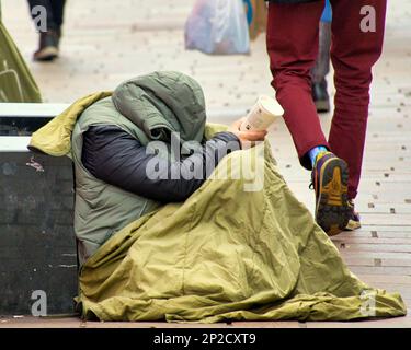 Glasgow, Schottland, Vereinigtes Königreich, 4. März 2023. UK Weather: Bei Sonnenschein im Frühling gingen die Einheimischen in Erwartung des Sommers auf die Straße. An der Stilmeile der buchanan Street scotlands Shopping Premier Site Credit Gerard Ferry/Alamy Live News Stockfoto