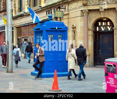 Glasgow, Schottland, Vereinigtes Königreich, 4. März 2023. UK Weather: Bei Sonnenschein im Frühling gingen die Einheimischen in Erwartung des Sommers auf die Straße. Auf der stilvollen Meile von buchanan Street, schottlands Einkaufsstraße, sah Comic con im sec Center einen passend gekleideten matt smith dr, der so aussah wie neben der TARDIS-Telefonzelle. Credit Gerard Ferry/Alamy Live News Stockfoto