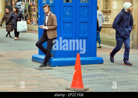 Glasgow, Schottland, Vereinigtes Königreich, 4. März 2023. UK Weather: Bei Sonnenschein im Frühling gingen die Einheimischen in Erwartung des Sommers auf die Straße. Auf der stilvollen Meile von buchanan Street, schottlands Einkaufsstraße, sah Comic con im sec Center einen passend gekleideten matt smith dr, der so aussah wie neben der TARDIS-Telefonzelle. Credit Gerard Ferry/Alamy Live News Stockfoto