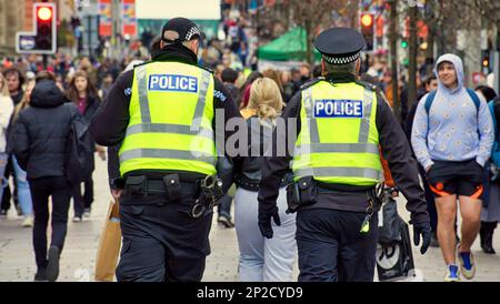 Glasgow, Schottland, Vereinigtes Königreich, 4. März 2023. UK Weather: Bei Sonnenschein im Frühling gingen die Einheimischen in Erwartung des Sommers auf die Straße. An der Stilmeile der buchanan Street scotlands Shopping Premier Site Credit Gerard Ferry/Alamy Live News Stockfoto