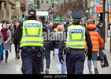 Glasgow, Schottland, Vereinigtes Königreich, 4. März 2023. UK Weather: Bei Sonnenschein im Frühling gingen die Einheimischen in Erwartung des Sommers auf die Straße. An der Stilmeile der buchanan Street scotlands Shopping Premier Site Credit Gerard Ferry/Alamy Live News Stockfoto