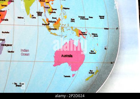 Australischer Kontinent umgeben vom Indischen Ozean und Neuseeland, Indonesien, Malaysia, Singapur und andere Länder der Welt-Erdkarte Trav Stockfoto