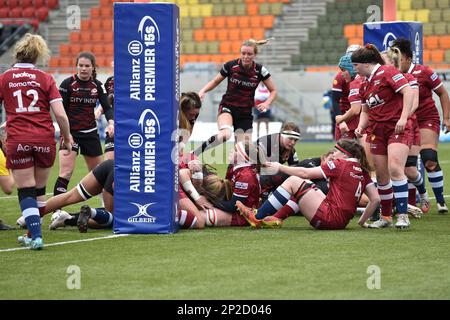 London, Großbritannien. 04. März 2023. Poppy Cleall of Saracens Women übernimmt den Ball für den Saracens Women 5. -Versuch beim Womens Allianz Premier 15s -Spiel zwischen Saracens Women und Sale Sharks Women am 4. März 2023 im StoneX Stadium, London, England. Foto von Phil Hutchinson. Nur redaktionelle Verwendung, Lizenz für kommerzielle Verwendung erforderlich. Keine Verwendung bei Wetten, Spielen oder Veröffentlichungen von Clubs/Ligen/Spielern. Kredit: UK Sports Pics Ltd/Alamy Live News Stockfoto