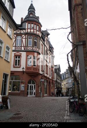 Ruhige Straße im Herzen der Altstadt am frühen Abend, Wetzlar, Deutschland Stockfoto