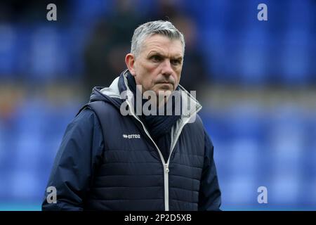 Birkenhead, Großbritannien. 04. März 2023. John Askey, der Manager von Hartlepool United, schaut zu. EFL Skybet Football League Two Match, Tranmere Rovers gegen Hartlepool Utd in Prenton Park, Birkenhead, Wirral am Samstag, den 4. März 2023. Dieses Bild darf nur zu redaktionellen Zwecken verwendet werden. Nur redaktionelle Verwendung, Lizenz für kommerzielle Verwendung erforderlich. Keine Verwendung bei Wetten, Spielen oder Veröffentlichungen von Clubs/Ligen/Spielern. Bild von Chris Stading/Andrew Orchard Sportfotografie/Alamy Live News Credit: Andrew Orchard Sportfotografie/Alamy Live News Stockfoto