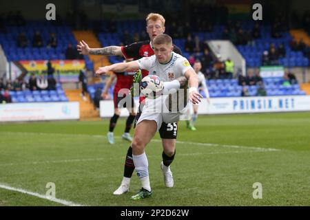 Birkenhead, Großbritannien. 04. März 2023. EFL Skybet Football League Two Match, Tranmere Rovers gegen Hartlepool Utd in Prenton Park, Birkenhead, Wirral am Samstag, den 4. März 2023. Dieses Bild darf nur zu redaktionellen Zwecken verwendet werden. Nur redaktionelle Verwendung, Lizenz für kommerzielle Verwendung erforderlich. Keine Verwendung bei Wetten, Spielen oder Veröffentlichungen von Clubs/Ligen/Spielern. Bild von Chris Stading/Andrew Orchard Sportfotografie/Alamy Live News Credit: Andrew Orchard Sportfotografie/Alamy Live News Stockfoto