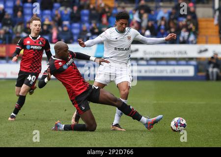 Birkenhead, Großbritannien. 04. März 2023. Mohamed Sylla von Hartlepool United greift Ethan Bristow von Tranmere Rovers an. EFL Skybet Football League Two Match, Tranmere Rovers gegen Hartlepool Utd in Prenton Park, Birkenhead, Wirral am Samstag, den 4. März 2023. Dieses Bild darf nur zu redaktionellen Zwecken verwendet werden. Nur redaktionelle Verwendung, Lizenz für kommerzielle Verwendung erforderlich. Keine Verwendung bei Wetten, Spielen oder Veröffentlichungen von Clubs/Ligen/Spielern. Bild von Chris Stading/Andrew Orchard Sportfotografie/Alamy Live News Credit: Andrew Orchard Sportfotografie/Alamy Live News Stockfoto