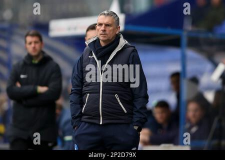 Birkenhead, Großbritannien. 04. März 2023. John Askey, der Manager von Hartlepool United, schaut zu. EFL Skybet Football League Two Match, Tranmere Rovers gegen Hartlepool Utd in Prenton Park, Birkenhead, Wirral am Samstag, den 4. März 2023. Dieses Bild darf nur zu redaktionellen Zwecken verwendet werden. Nur redaktionelle Verwendung, Lizenz für kommerzielle Verwendung erforderlich. Keine Verwendung bei Wetten, Spielen oder Veröffentlichungen von Clubs/Ligen/Spielern. Bild von Chris Stading/Andrew Orchard Sportfotografie/Alamy Live News Credit: Andrew Orchard Sportfotografie/Alamy Live News Stockfoto