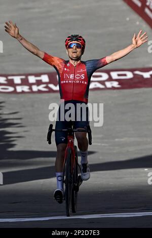 Der britische Tom Pidcock von Ineos Grenadiers feiert nach dem Sieg des eintägigen Radrennen „Strade Bianche“ (184km) von und nach Siena, Italien, am Samstag, den 04. März 2023. BELGA FOTO DIRK WAEM Stockfoto