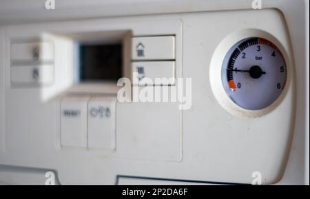 Gasdruckmesser an der Tafel des Heizgaskessels. Symbolisches Bild der Heizperiode zu Hause. Messuhr und Manometer am Kombikessel. Heiß Stockfoto