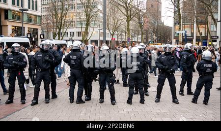 Hamburg, Deutschland. 04. März 2023. Polizeibeamte sichern die Einkaufsstraße Mönkebergstraße. Am Nachmittag fand im Zentrum Hamburgs eine Konfrontation zwischen Dutzenden von Teenagern und jungen Erwachsenen und der Polizei statt. (An dpa: 'Jugendliche und Polizei spielen Katz- und Mausspiele in Hamburg') Kredit: Daniel Bockwoldt/dpa - ACHTUNG: Person(en) wurde(n) aus rechtlichen Gründen verpixelt/dpa/Alamy Live News Stockfoto