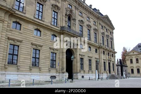 Residenz, aus dem 18. Jahrhundert stammender barocker Prinz-Bischofspalast, Residenzplatz Fassade, Teilblick, Südflügel, Würzburg, Deutschland Stockfoto