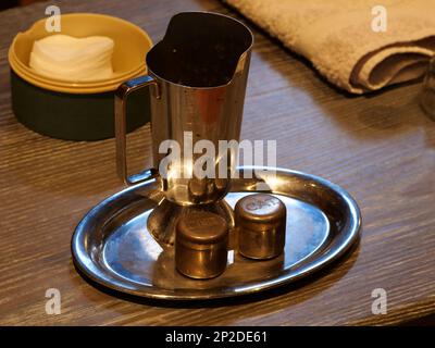 Metallgefässe mit den heiligen Olen zur Taufe. Die beiden kleinen Gefäße enthalten folgende Öle: Chrisam und Katechumöl, Sanctum Chrisma genannt. Stockfoto