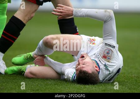 Birkenhead, Großbritannien. 04. März 2023. Paul Lewis von Tranmere Rover ist verletzt. EFL Skybet Football League Two Match, Tranmere Rovers gegen Hartlepool Utd in Prenton Park, Birkenhead, Wirral am Samstag, den 4. März 2023. Dieses Bild darf nur zu redaktionellen Zwecken verwendet werden. Nur redaktionelle Verwendung, Lizenz für kommerzielle Verwendung erforderlich. Keine Verwendung bei Wetten, Spielen oder Veröffentlichungen von Clubs/Ligen/Spielern. Bild von Chris Stading/Andrew Orchard Sportfotografie/Alamy Live News Credit: Andrew Orchard Sportfotografie/Alamy Live News Stockfoto