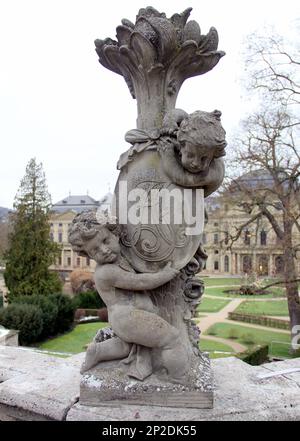 Putti-Skulptur mit einem Monogramm in den Hofgärten der Residenz, Barockpalast Prinz-Bischöfe, Würzburg, Deutschland Stockfoto