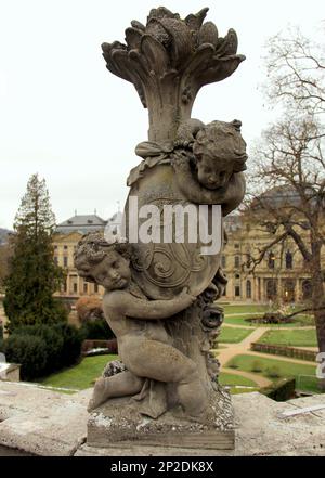 Putti-Skulptur mit einem Monogramm in den Hofgärten der Residenz, Barockpalast Prinz-Bischöfe, Würzburg, Deutschland Stockfoto