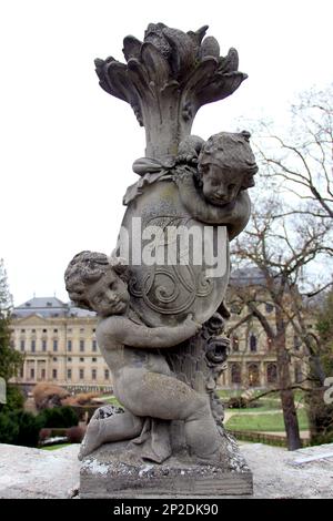 Putti-Skulptur mit einem Monogramm in den Hofgärten der Residenz, Barockpalast Prinz-Bischöfe, Würzburg, Deutschland Stockfoto