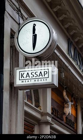 Schild „Kassap Meat House“ am Restaurant „Bold Street“ in Liverpool Stockfoto