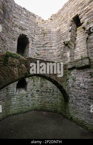 Details zu den Ruinen von Beaumaris Castle, Anglesey, Nordwales. Stockfoto