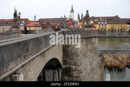 Alte Hauptbrücke, Alte Mainbrücke, Altstadt-Skyline im Hintergrund, Würzburg, Deutschland Stockfoto