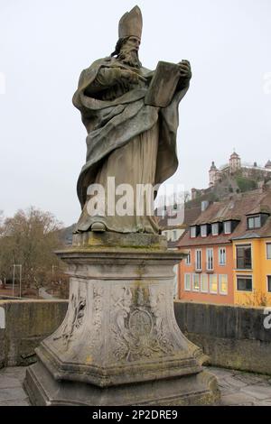 St. Bruno-Statue auf der Alten Hauptbrücke, Alte Mainbrücke, Marienberg-Festung auf einem Hügel im Hintergrund, Würzburg, Deutschland Stockfoto