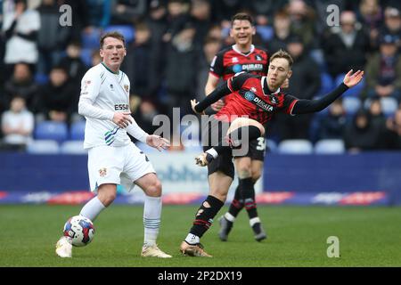 Birkenhead, Großbritannien. 04. März 2023. Dan Kemp von Hartlepool United bekommt den Ball. EFL Skybet Football League Two Match, Tranmere Rovers gegen Hartlepool Utd in Prenton Park, Birkenhead, Wirral am Samstag, den 4. März 2023. Dieses Bild darf nur zu redaktionellen Zwecken verwendet werden. Nur redaktionelle Verwendung, Lizenz für kommerzielle Verwendung erforderlich. Keine Verwendung bei Wetten, Spielen oder Veröffentlichungen von Clubs/Ligen/Spielern. Bild von Chris Stading/Andrew Orchard Sportfotografie/Alamy Live News Credit: Andrew Orchard Sportfotografie/Alamy Live News Stockfoto