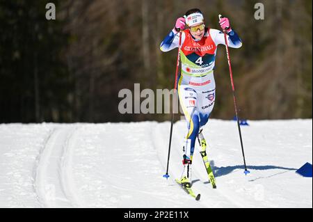 Planica, Slowenien. 4. März 2023. Schwedens Ebba Andersson führt das 30 km lange klassische Frauenrennen bei der FIS-Nordischen Skiweltmeisterschaft 2023 in Planica, Slowenien, an. Sie hat das Rennen gewonnen. Kredit: John Lazenby/Alamy Live News Stockfoto