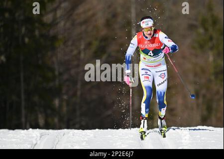 Planica, Slowenien. 4. März 2023. Schwedens Ebba Andersson führt das 30 km lange klassische Frauenrennen bei der FIS-Nordischen Skiweltmeisterschaft 2023 in Planica, Slowenien, an. Sie hat das Rennen gewonnen. Kredit: John Lazenby/Alamy Live News Stockfoto