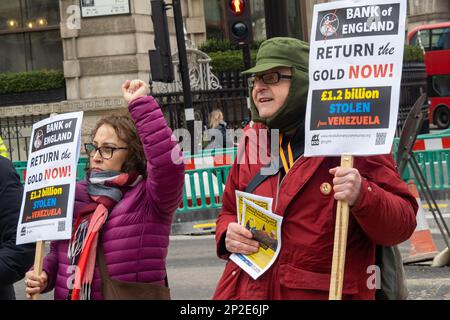 London, Großbritannien. 4. März 2023. Ein Protest bei der Bank von England am 10. Todestag von Hugo Chavez verlangte, dass sie die 31 Tonnen Venezuelas Gold in ihre Gewölbe zurückgeben. Die britische Regierung hat sich geweigert, die gewählte Regierung Venezuelas anzuerkennen, und besteht darauf, dass das Gold der Opposition unter der Führung von Juan Guaido gehört, deren Interimspräsidentschaft von der demokratisch gewählten Nationalversammlung aufgelöst wurde. Peter Marshall/Alamy Live News Stockfoto