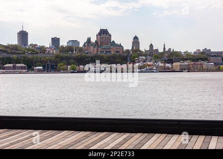 Levis, Chaudiere-Appalaches, Quebec, Kanada - 14. Mai 2022 : die alte Stadt Quebec und das Schloss Frontenac von Levis aus gesehen Stockfoto