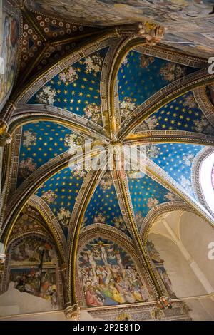 Toledo, Spanien - 22. Juni 2022: Decke mit Sternen und Blau, der Kuppel der Kapelle von San Biagio im Inneren der Kathedrale von Toledo, Spanien Stockfoto