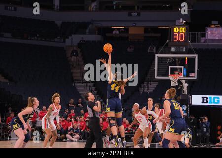 Minneapolis, Minnesota, USA. 3. März 2023. Ein Tipp für die erste Hälfte von Ohio State gegen Michigan am Freitag, den 3. März beim Big Ten Women's Basketball Tournament 2023 in Minneapolis, Minnesota. Ohio State gewann 81:79. (Kreditbild: © Steven Garcia/ZUMA Press Wire) NUR REDAKTIONELLE VERWENDUNG! Nicht für den kommerziellen GEBRAUCH! Stockfoto