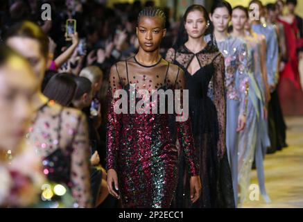 Paris, Frankreich. 04. März 2023. Ein Model geht während der Show von Elie Saab als Teil der Herbst-Winter 2023 Fashion Week Präsentationen in Paris am Samstag, den 4. März 2023, auf den Laufsteg. Foto: Maya Vidon-White/UPI Credit: UPI/Alamy Live News Stockfoto