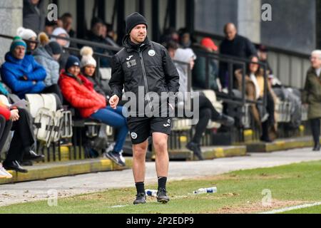 Swansea, Wales. 4. März 2023 Oliver Jefferies Assistant Head Coach von Swansea City under 18 während des Spiels der Professional Development League zwischen Swansea City under 18 und Bristol City under 18 an der Swansea City Academy in Swansea, Wales, Großbritannien am 4. März 2023. Kredit: Duncan Thomas/Majestic Media/Alamy Live News. Stockfoto